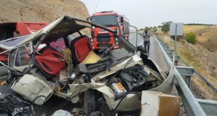 Malatya'da iki otomobil kafa kafaya çarpıştı: 1 ölü, 4 yaralı