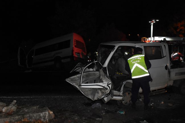 Muğla'da yolcu minibüsüyle kamyonet çarpıştı