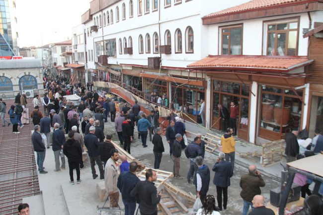 Elazığ'da dükkanların sundurması çöktü!