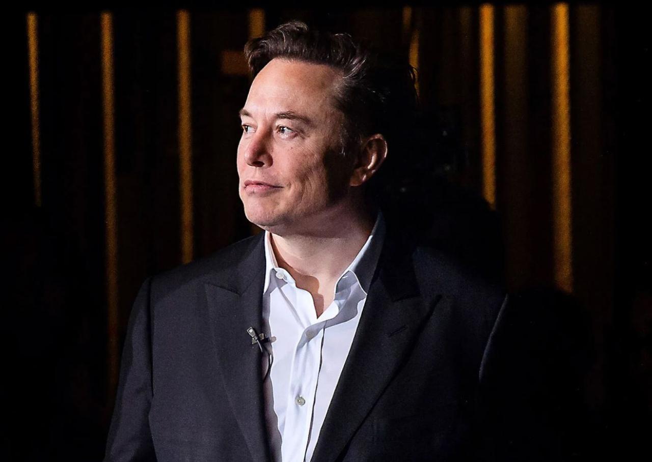 Elon Musk'ın keçi gövdeli heykeli dikildi