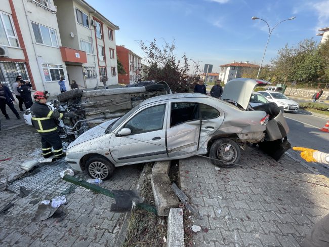 Virajı alamayan sürücü park halindeki araçlara çarptı