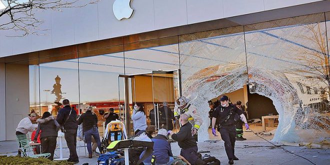 Apple mağazasına dalan araç dehşet saçtı