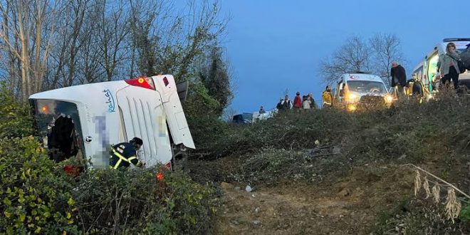 Bartın'da yolcu otobüsün devrilmesi sonucu 39 kişi yaralandı