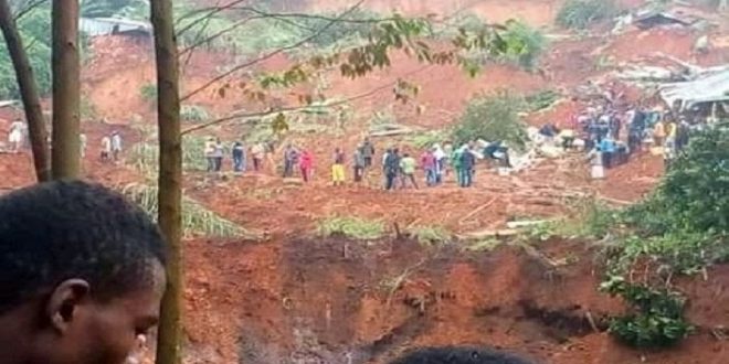 Cenaze töreni esnasında heyelan meydana geldi: 11 kişi toprak altında kaldı!