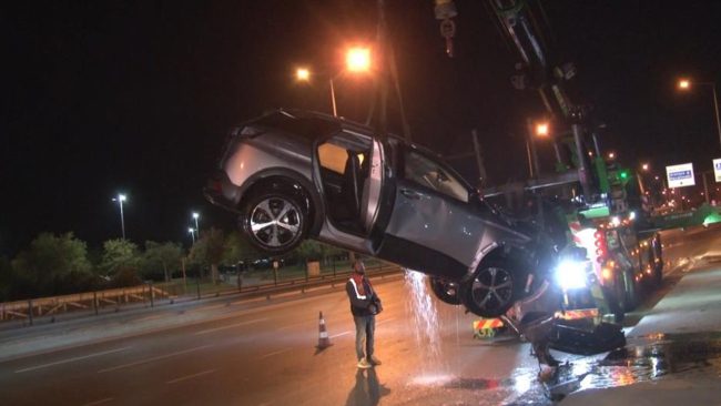 İstanbul'da iki araç dereye uçtu