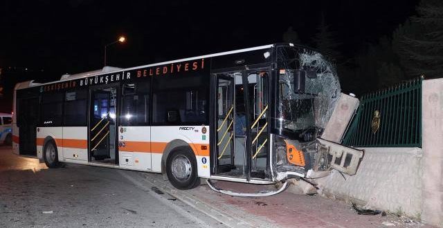 Halk otobüsü ile otomobil çarpıştı: 10 kişi yaralandı!