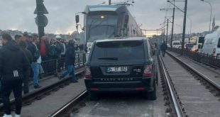 İstanbul'da lüks araç tramvay yoluna girdi