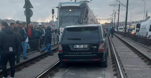 İstanbul'da lüks araç tramvay yoluna girdi