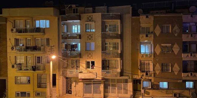 İzmir'deki depremde balkondan atlayan genç vefat etti