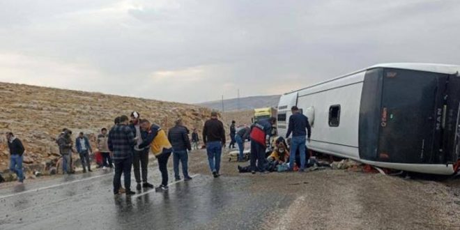 Kaçak göçmenleri taşıyan otobüsün devrilmesi sonucu 3 kişi hayatını kaybetti!