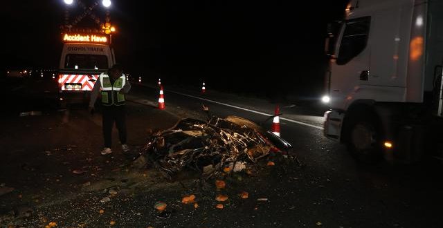 Kocaeli'de feci kaza! Otomobil tıra çarptı