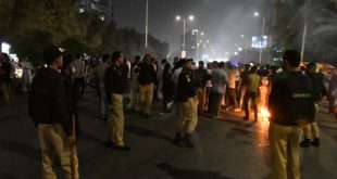 Pakistan'da halk protestolara başladı