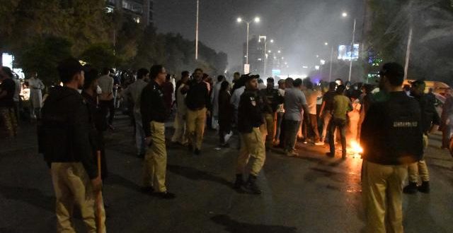 Pakistan'da halk protestolara başladı