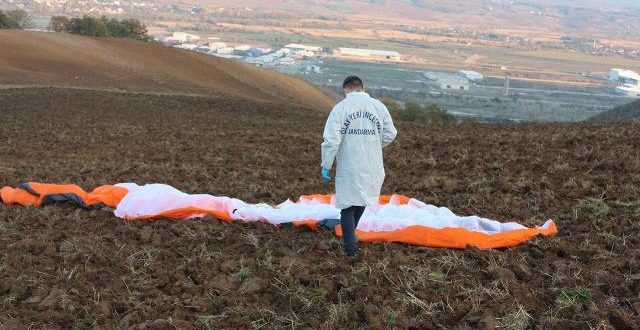 Paraşütçü arkadaşlarına yardım etmek isterken kendi hayatını kaybetti