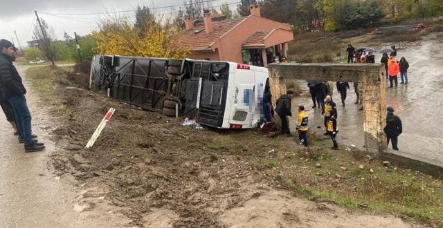 Yolcu otobüsü şarampole devrildi! Çok sayıda yaralı var!