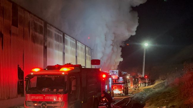 Tuzla'da geri dönüşüm tesisinde yangın çıktı