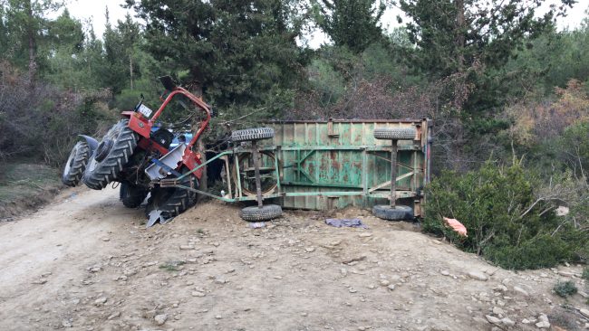 Adana'da römorklu traktör devrildi