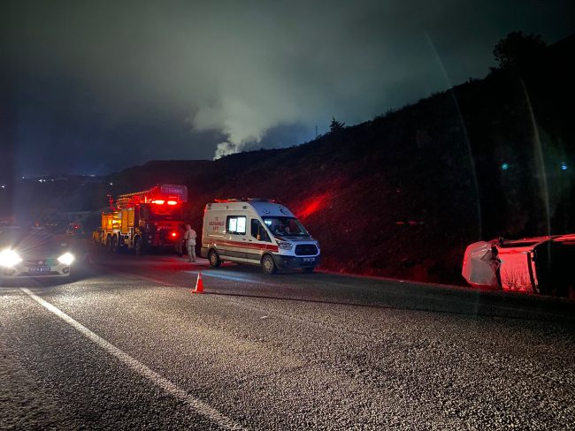 Erzincan'da kamyonetle otomobil çarpıştı