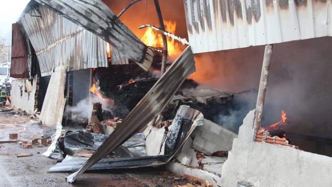 Amasya'da sunta fabrikasında yangın