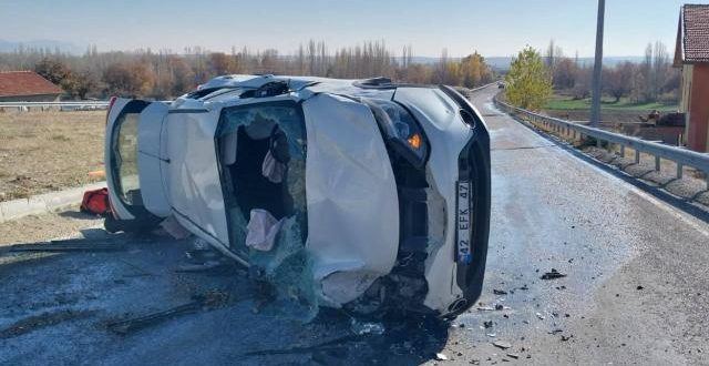 Amatör futbolcuları taşıyan otomobil kamyonetle çarpıştı