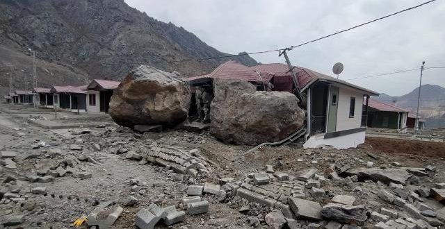 Artvin'de iki eve kaya düştü!