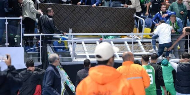 Basketbol maçı sırasında tribün çöktü, çok sayıda seyirci yaralandı!