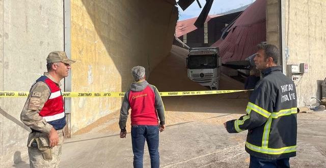 Hatay'da hububat deposunun çatısı çöktü