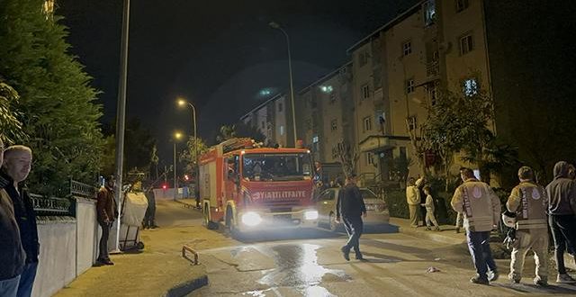 İstanbul'da bir kişi kendi evini ateşe verdi