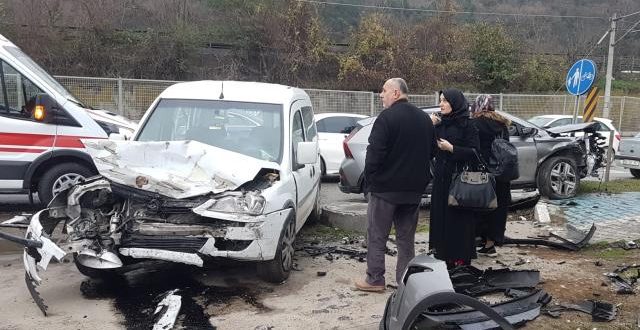 Sakarya'da 3 araç birbirine girdi!