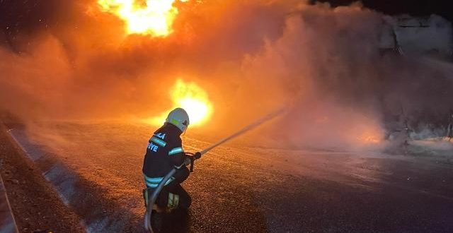 Seyir halindeki yolcu otobüs alev aldı