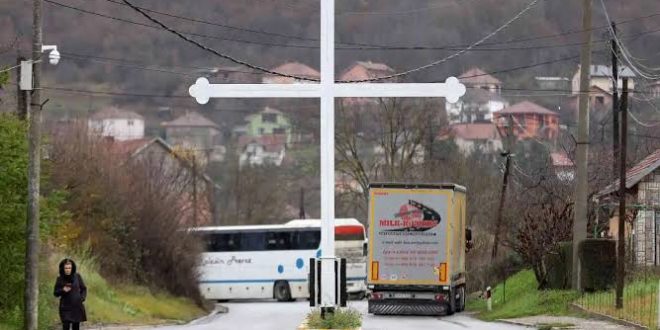 Sırbistan, Kosova ile gerginliğe neden olan barikatları kaldırıyor