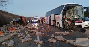 Tekirdağ'da kamyon ve otobüs çarpıştı