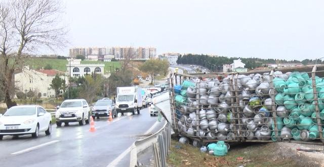 Tüp yüklü kamyon D-100 kara yolunda devrildi