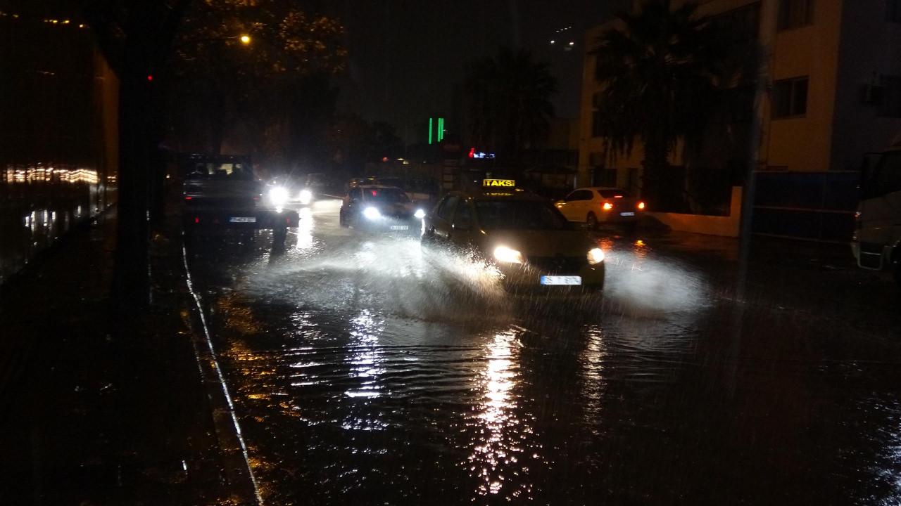 İzmir'de sağanak su baskınlarına neden oldu