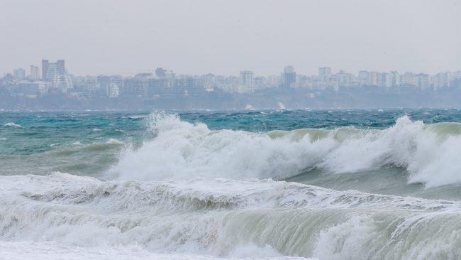 Antalya'da fırtına! Dalgaların boyu 4 metreye ulaştı