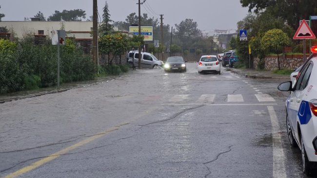 Muğla'da sağanak yağış yaşamı olumsuz etkiledi