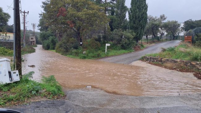 Muğla'da sağanak yağış yaşamı olumsuz etkiledi