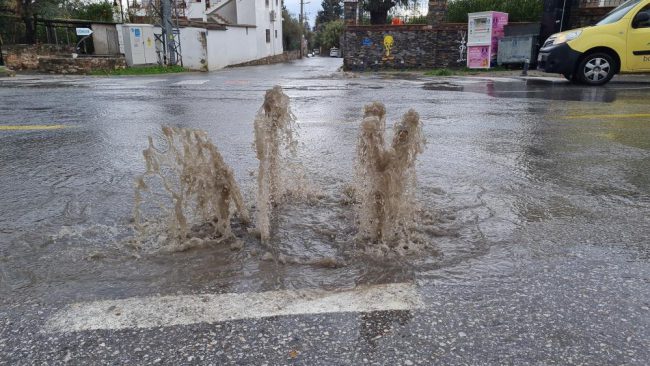 Muğla'da sağanak yağış yaşamı olumsuz etkiledi