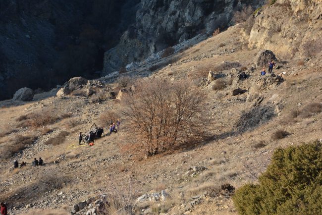 Resim çekmek isterken 300 metrelik uçurumdan aşağı düştü