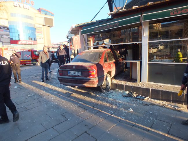 Yozgat'ta kontrolden çıkan otomobil kafeye daldı