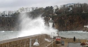 Antalya'da fırtına! Dalgaların boyu 4 metreye ulaştı