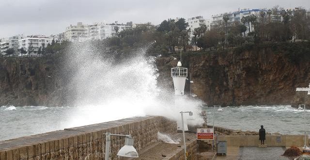 Antalya'da fırtına! Dalgaların boyu 4 metreye ulaştı