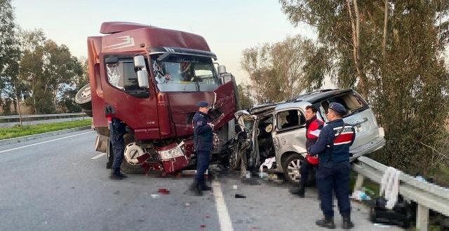 Aydın'da feci kaza! Karşı şeride geçen tır, iki araca çarptı