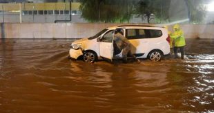 İzmir'de sağanak su baskınlarına neden oldu