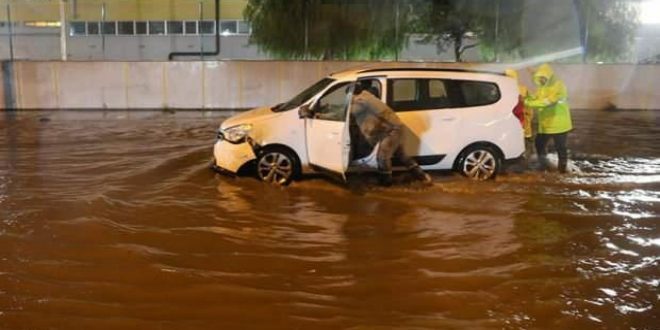 İzmir'de sağanak su baskınlarına neden oldu