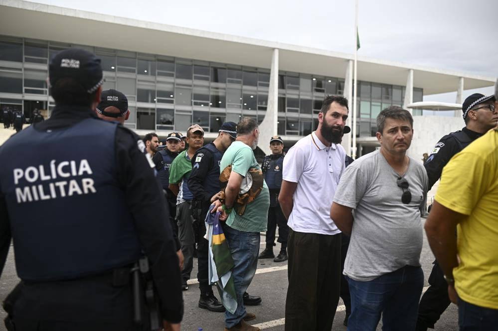 Brezilya ordusu tetikte; gözaltılar çoğalıyor