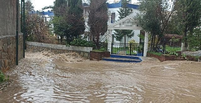 Muğla'da sağanak yağış yaşamı olumsuz etkiledi