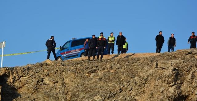 Resim çekmek isterken 300 metrelik uçurumdan aşağı düştü