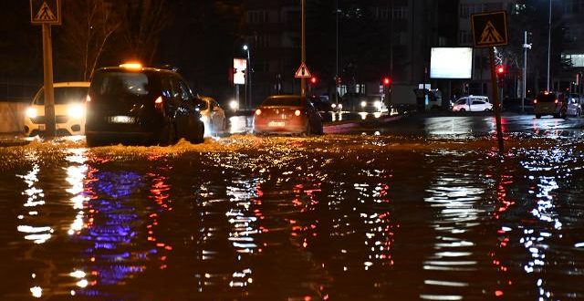 Sivas'ta içme suyu hattı patladı