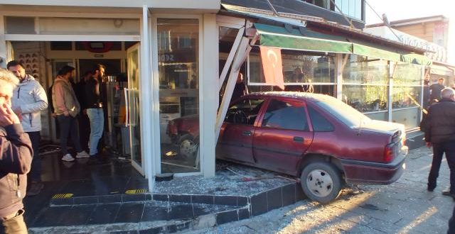 Yozgat'ta kontrolden çıkan otomobil kafeye daldı